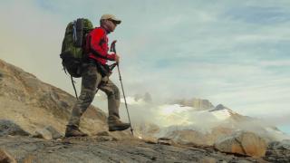 Un randonneur marche dans une vallée du Groenland Est.