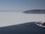 Lac Baïkal gelé et cours d'eau Angara qui s'en échappe