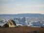 Une tente est posée en bordure du fjord Sermilik, complètement chargé d'icebergs.