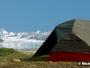 Tente de trek devant le glacier Rasmussen au Groenland Est