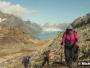 Randonneurs qui montent sur un versant devant le fjord Rasmussen au Groenland Est